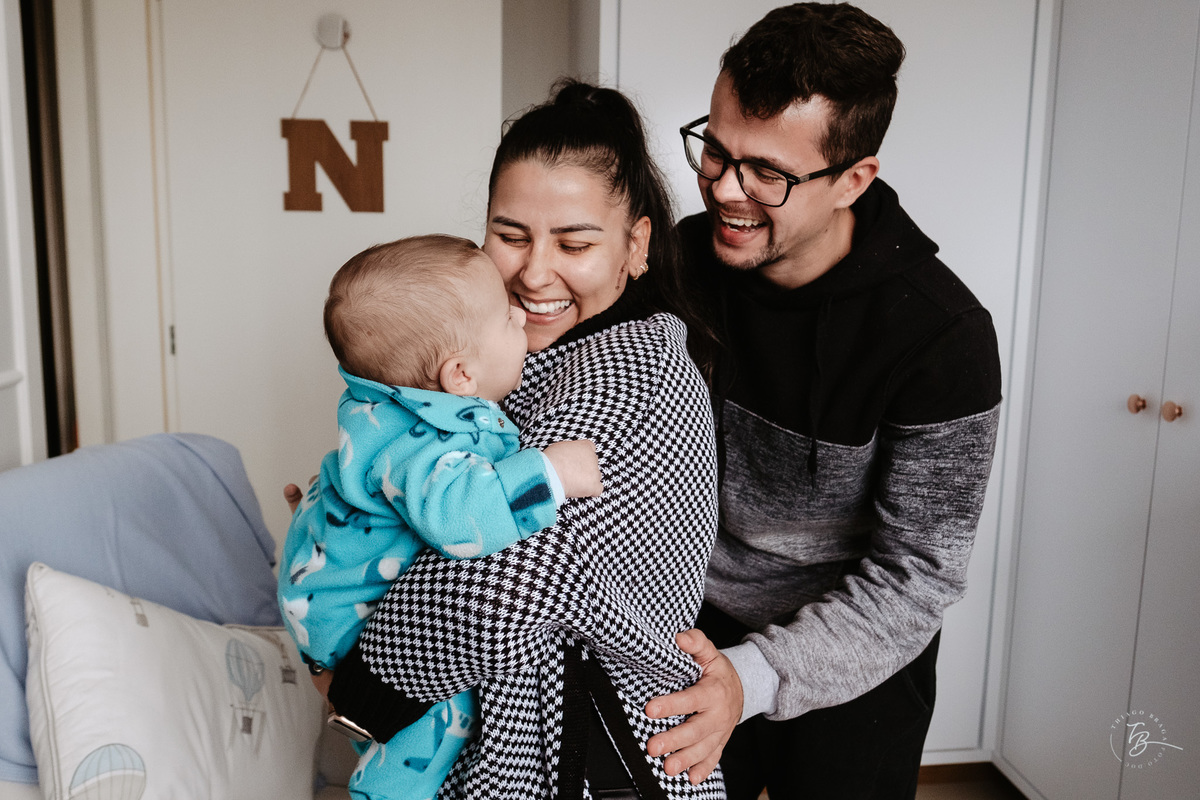 Ensaio em casa, de acompanhamento do bebê, 4 meses do Nikolas, em Palhoça-Sc, por Thiago Braga Fotografia.