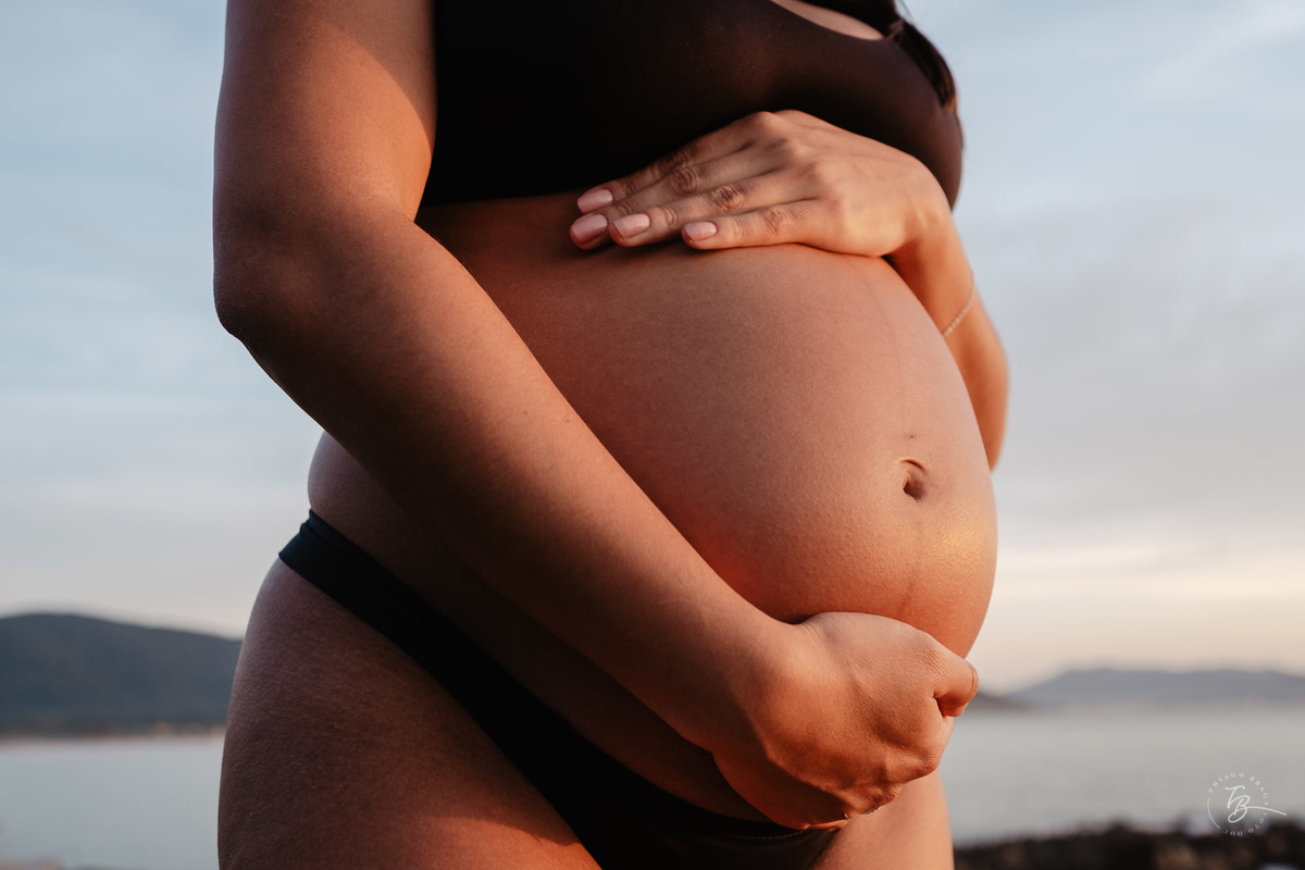 Ensaio gestante no amanhecer da praia da Armação Florianópolis/SC, espera da Rafaela por Thiago Braga