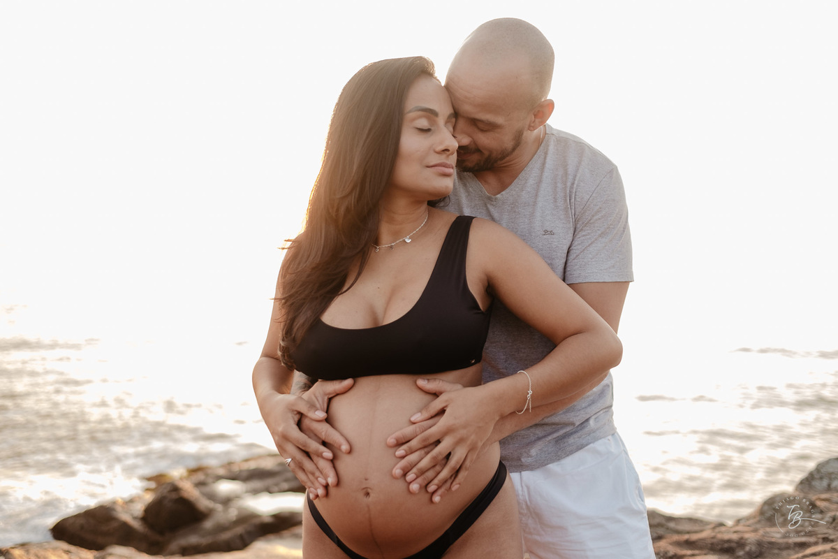 Ensaio gestante no amanhecer da praia da Armação Florianópolis/SC, espera da Rafaela por Thiago Braga