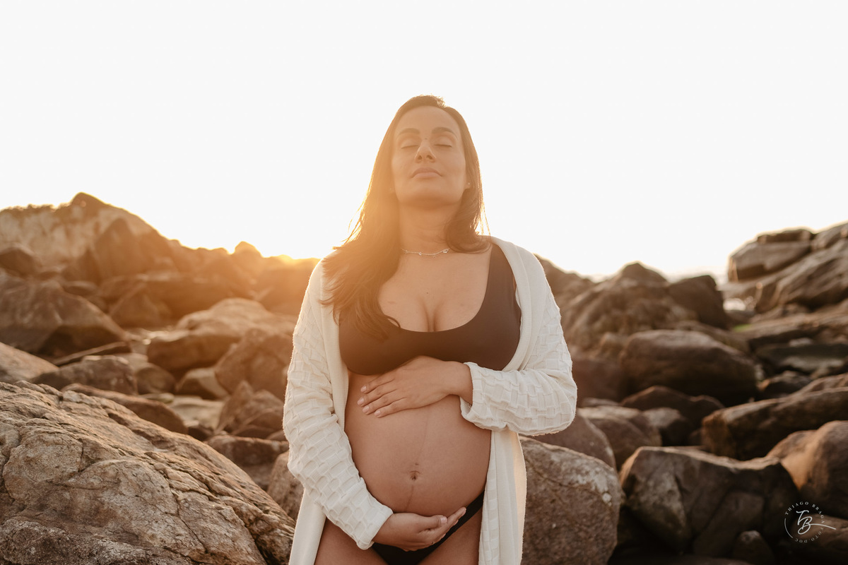 Ensaio gestante no amanhecer da praia da Armação Florianópolis/SC, espera da Rafaela por Thiago Braga
