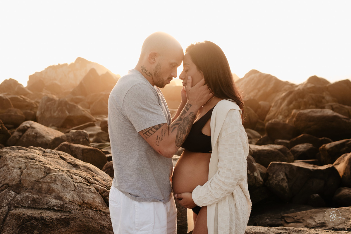 Ensaio gestante no amanhecer da praia da Armação Florianópolis/SC, espera da Rafaela por Thiago Braga