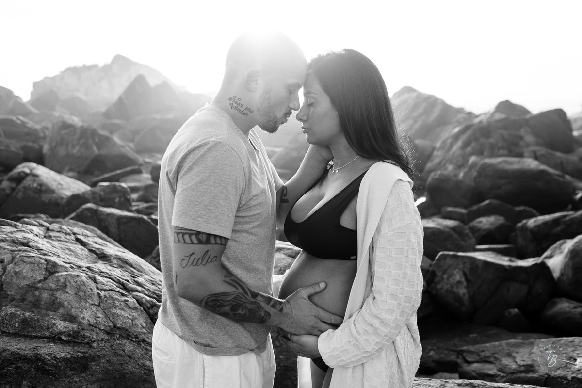 Ensaio gestante no amanhecer da praia da Armação Florianópolis/SC, espera da Rafaela por Thiago Braga