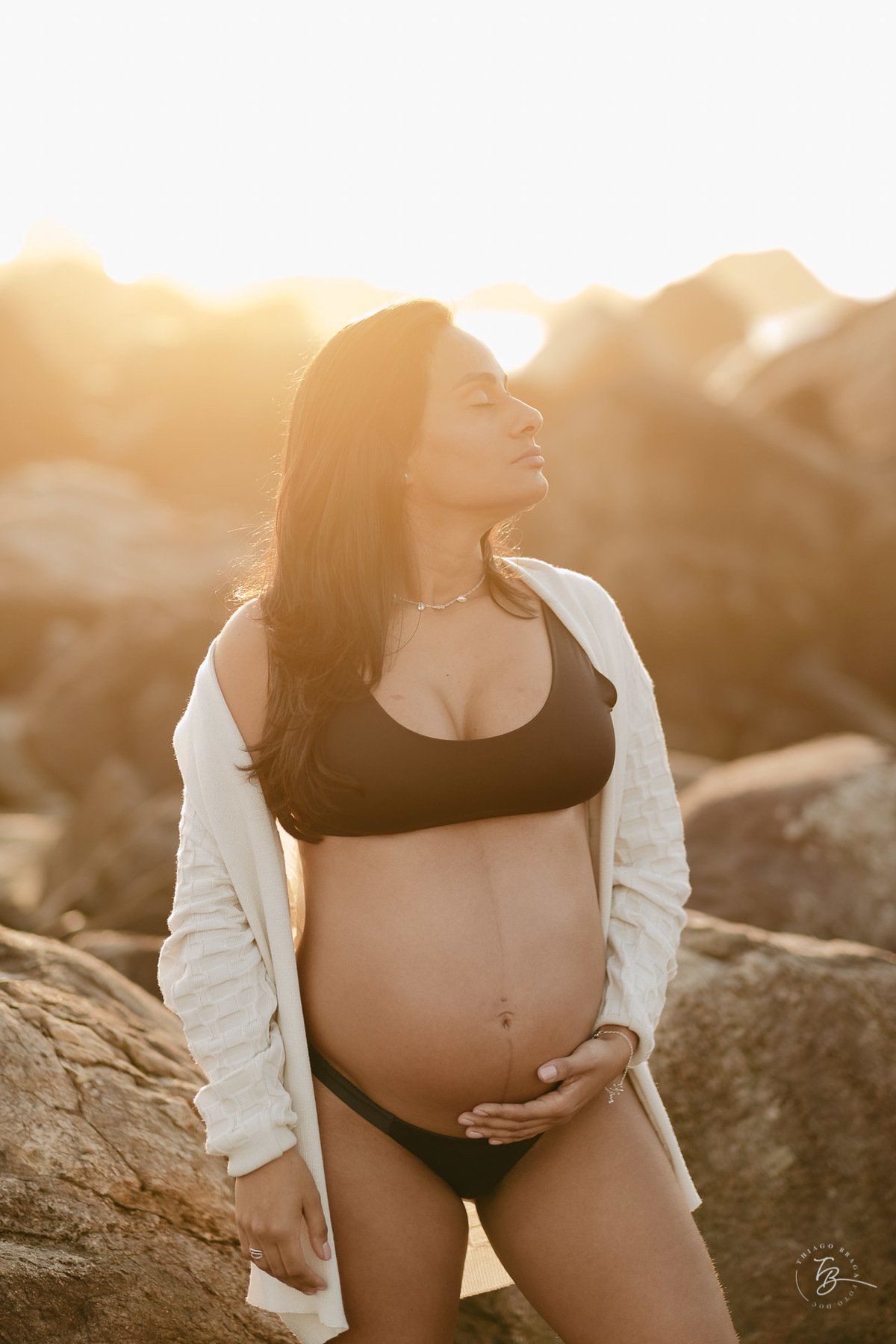 Ensaio gestante no amanhecer da praia da Armação Florianópolis/SC, espera da Rafaela por Thiago Braga
