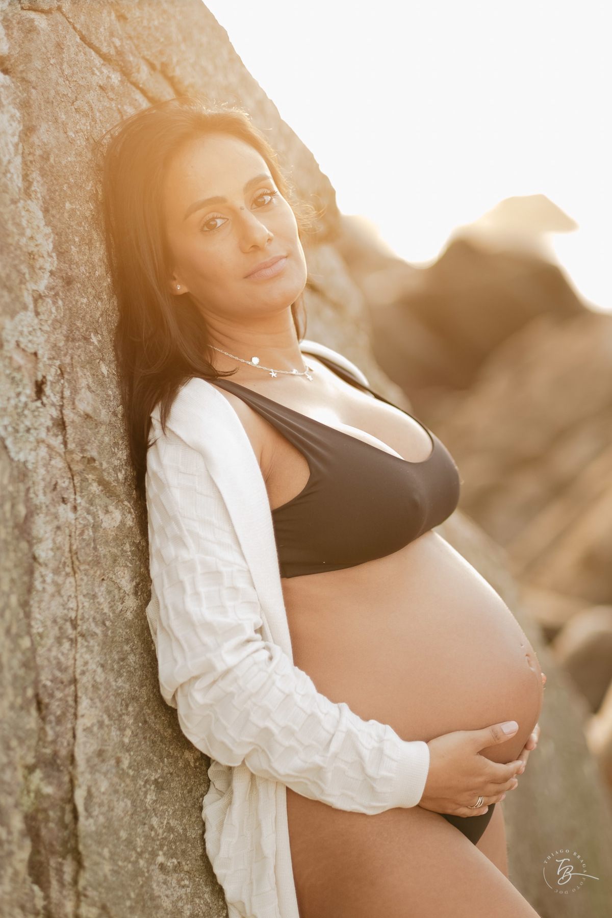 Ensaio gestante no amanhecer da praia da Armação Florianópolis/SC, espera da Rafaela por Thiago Braga