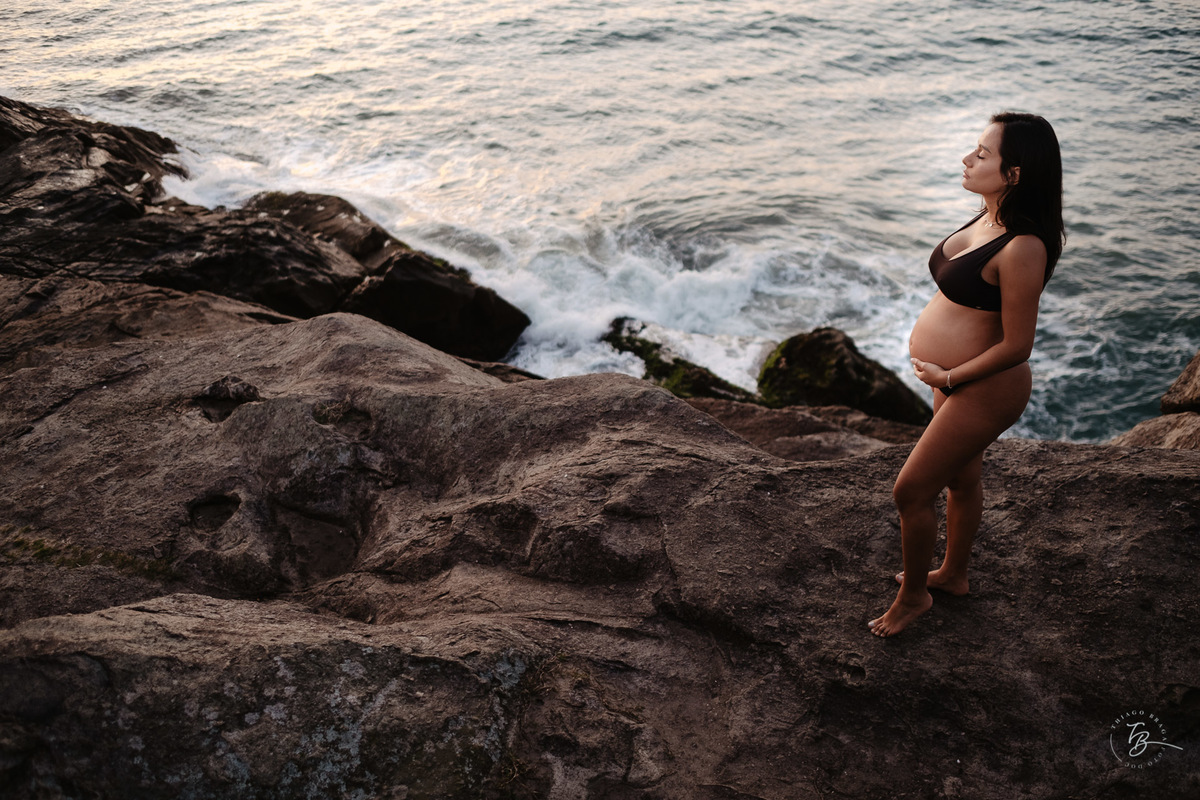 Ensaio gestante no amanhecer da praia da Armação Florianópolis/SC, espera da Rafaela por Thiago Braga