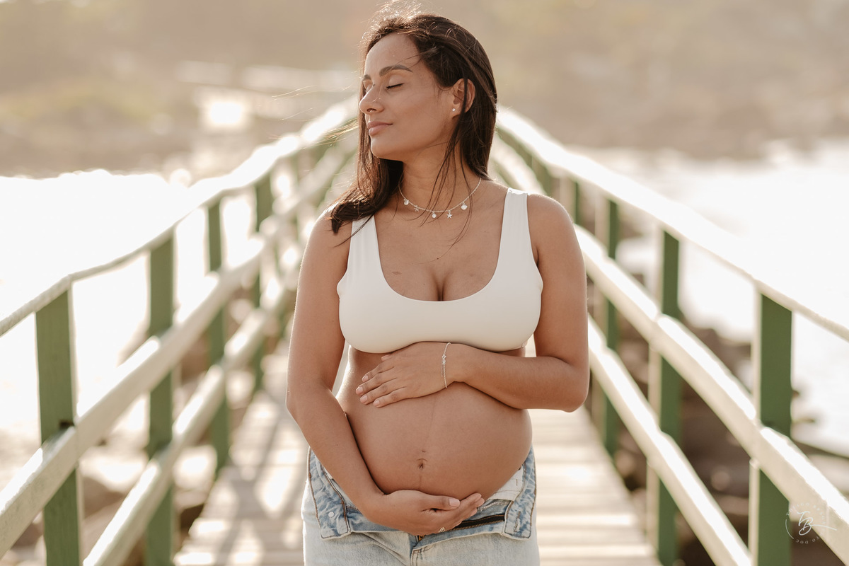 Ensaio gestante no amanhecer da praia da Armação Florianópolis/SC, espera da Rafaela por Thiago Braga