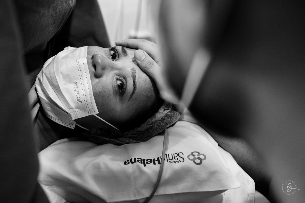 fotografia de parto humanizado na clínica Santa Helena em Florianópolis, cesárea, por Thiago Braga