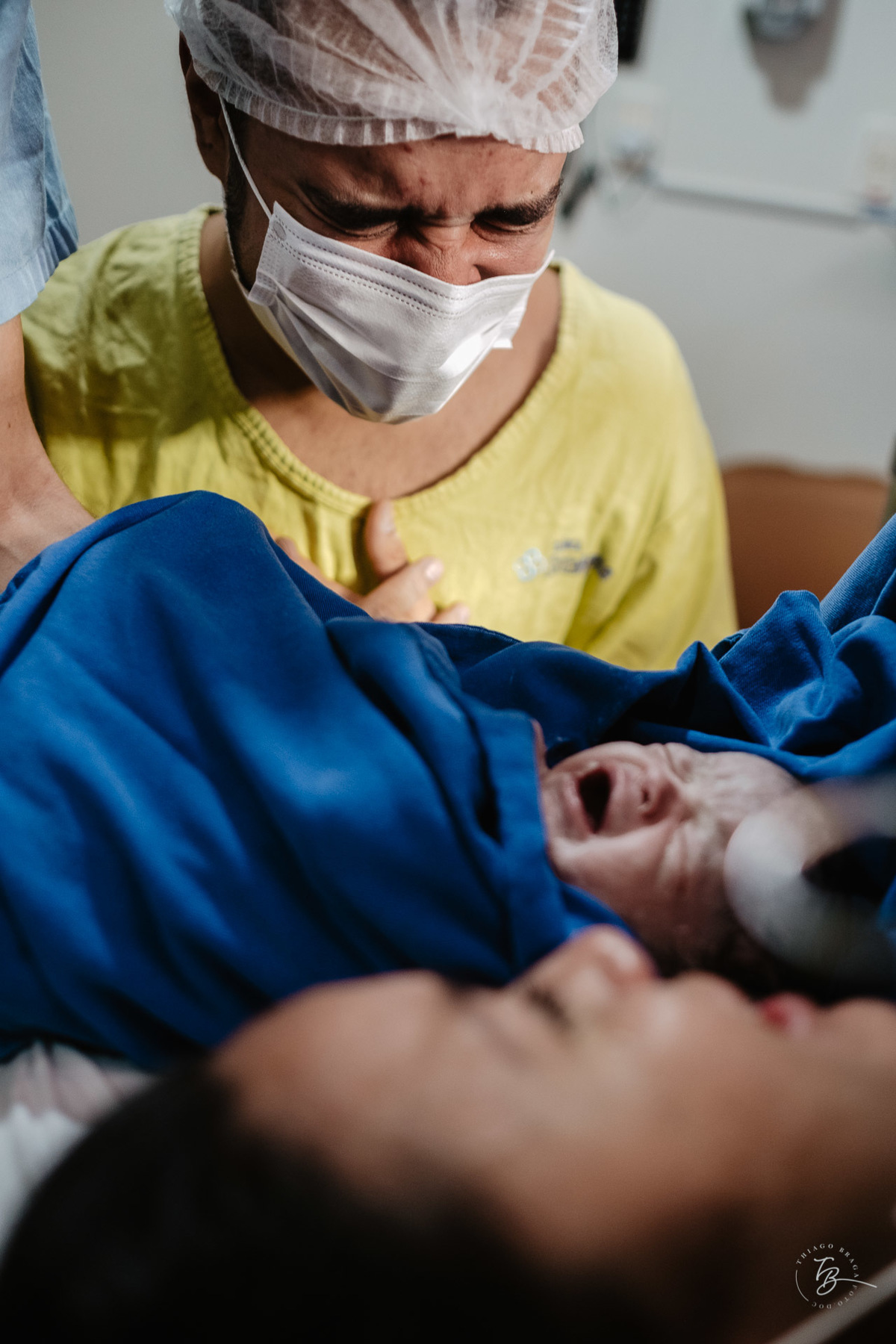fotografia de parto humanizado na clínica Santa Helena em Florianópolis, cesárea, por Thiago Braga