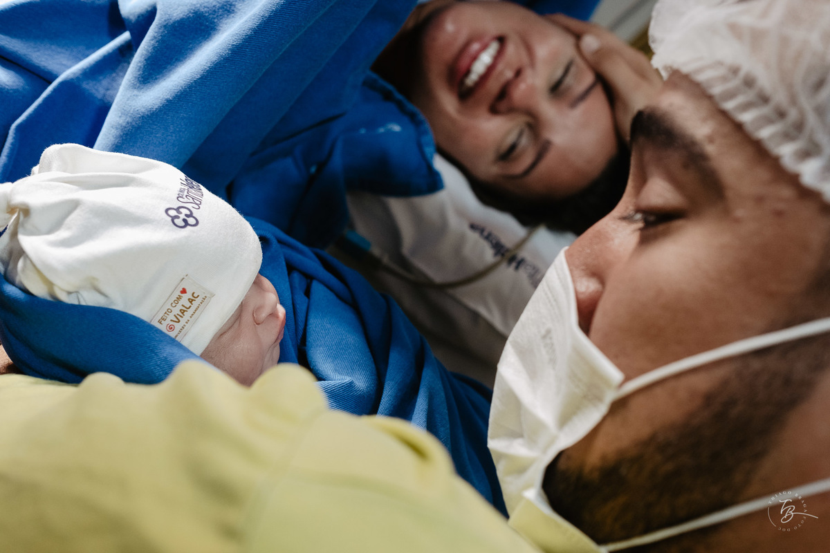 fotografia de parto humanizado na clínica Santa Helena em Florianópolis, cesárea, por Thiago Braga