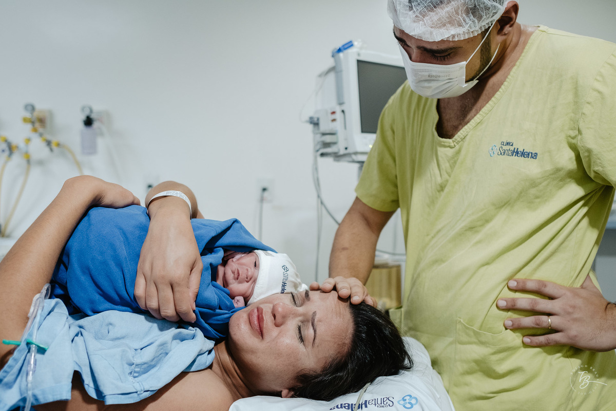 fotografia de parto humanizado na clínica Santa Helena em Florianópolis, cesárea, por Thiago Braga