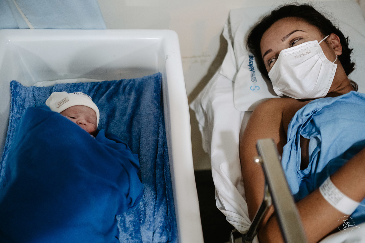 fotografia de parto humanizado na clínica Santa Helena em Florianópolis, cesárea, por Thiago Braga