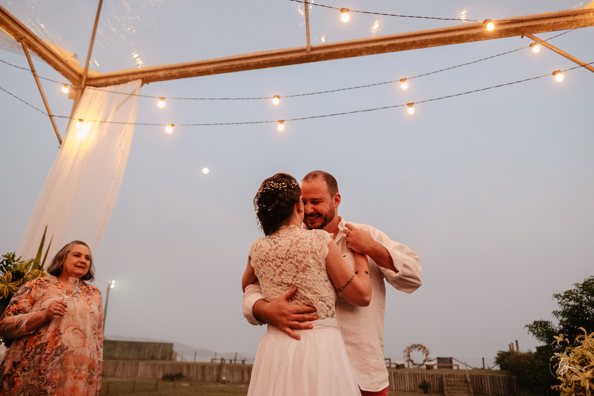 Casamento ao ar livre no campeche, mini wedding, fotografia documental, por Thiago Braga
