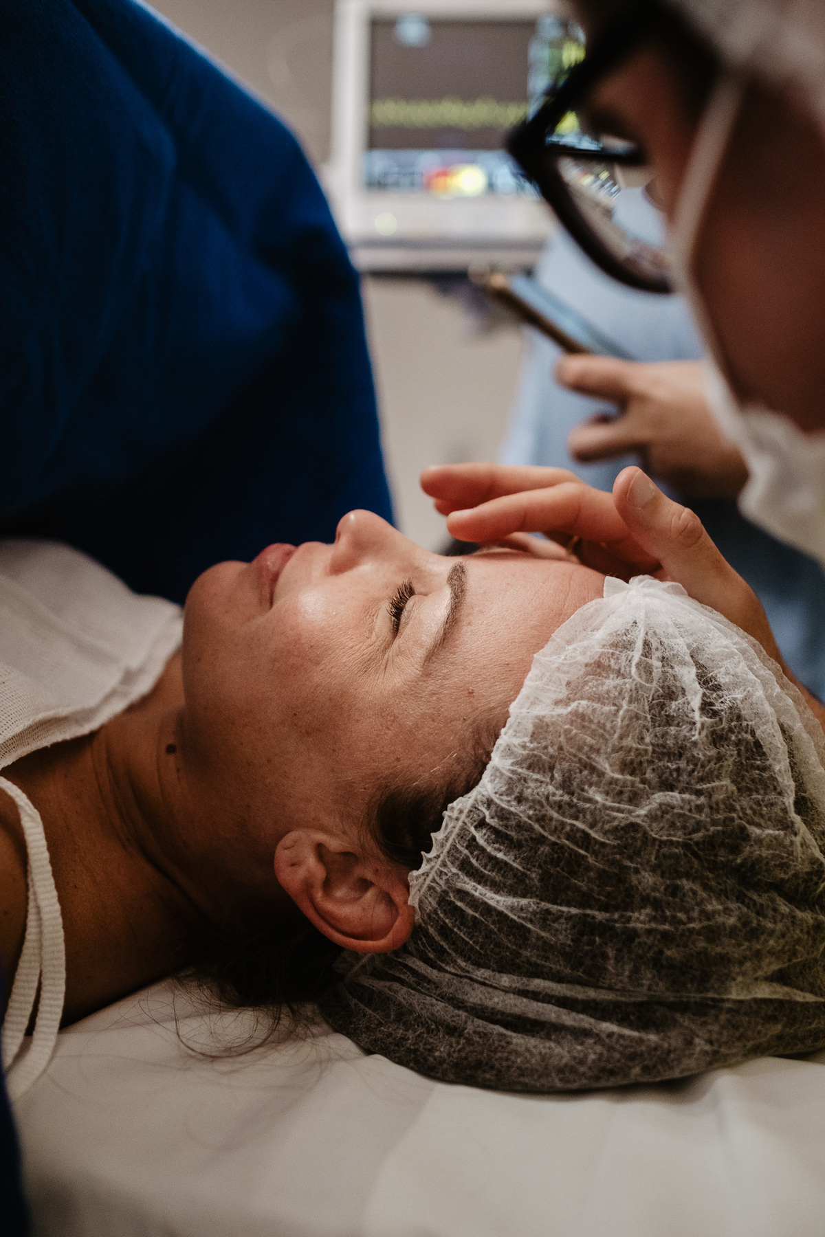 fotografia de nascimento, parto cesárea na maternidade santa helena em Florianópolis por Thiago Braga