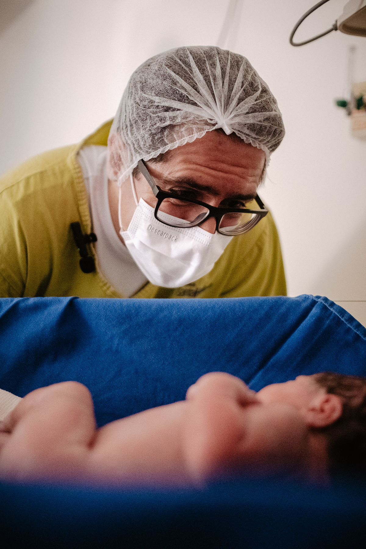 fotografia de nascimento, parto cesárea na maternidade santa helena em Florianópolis por Thiago Braga