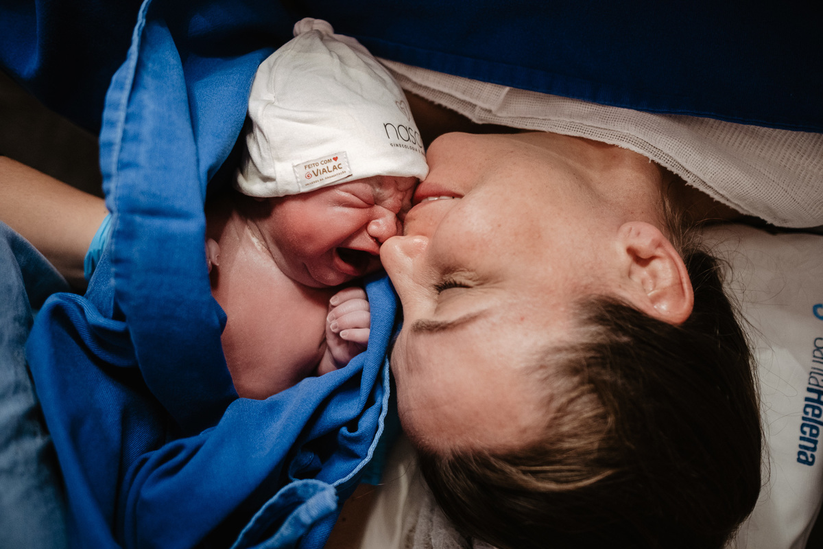 fotografia de nascimento, parto cesárea na maternidade santa helena em Florianópolis por Thiago Braga