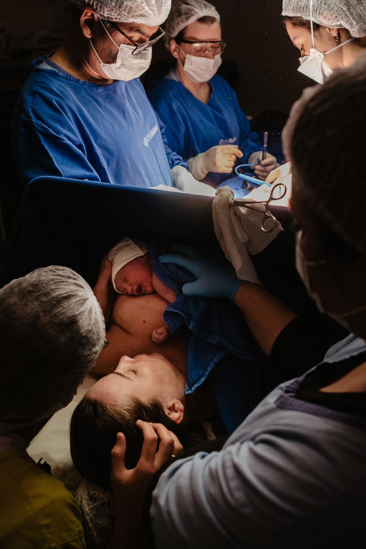 fotografia de nascimento, parto cesárea na maternidade santa helena em Florianópolis por Thiago Braga