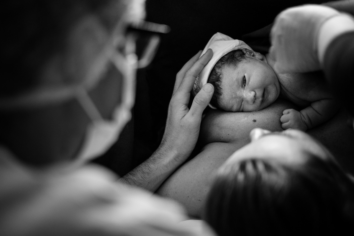fotografia de nascimento, parto cesárea na maternidade santa helena em Florianópolis por Thiago Braga