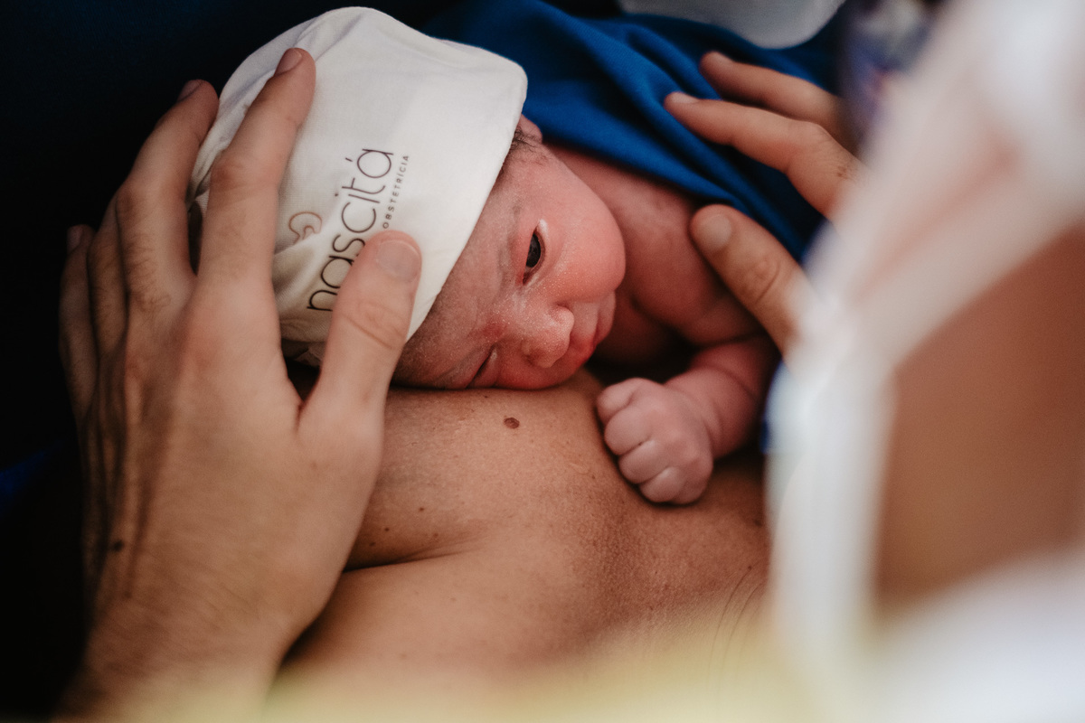 fotografia de nascimento, parto cesárea na maternidade santa helena em Florianópolis por Thiago Braga