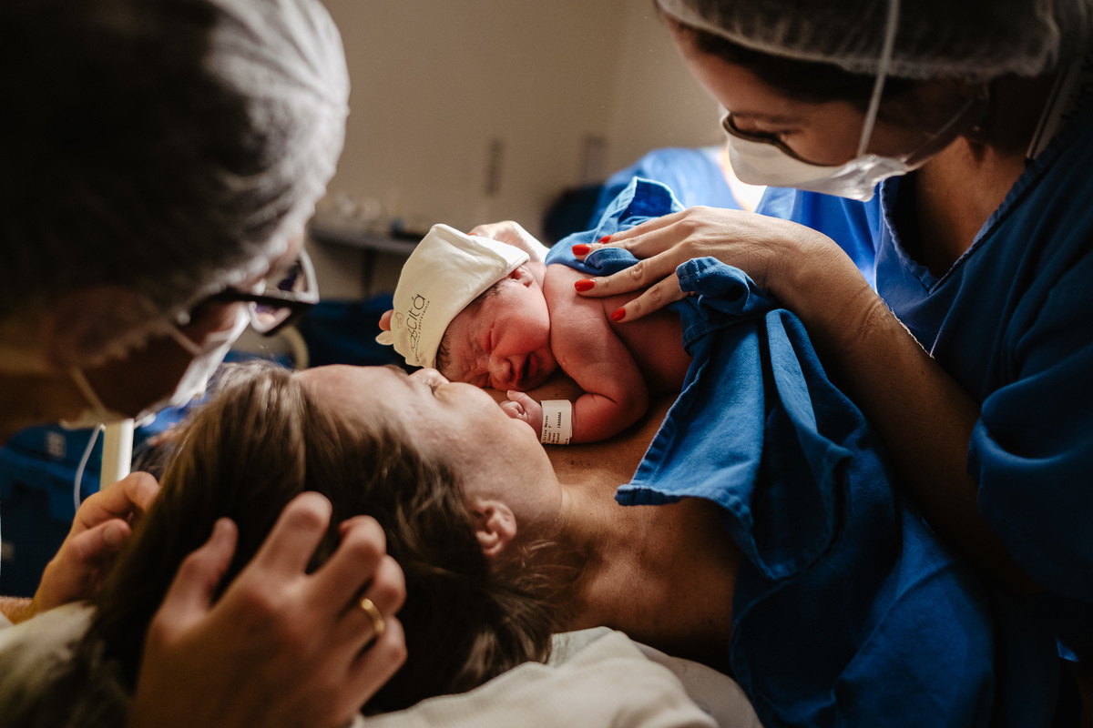 fotografia de nascimento, parto cesárea na maternidade santa helena em Florianópolis por Thiago Braga
