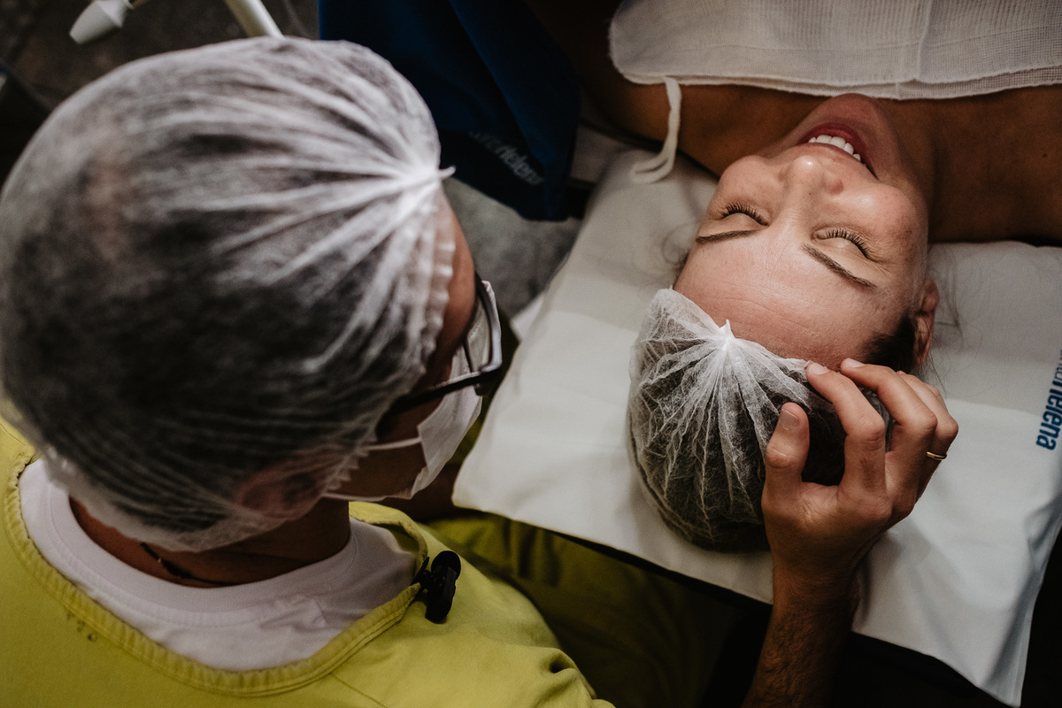 fotografia de nascimento, parto cesárea na maternidade santa helena em Florianópolis por Thiago Braga