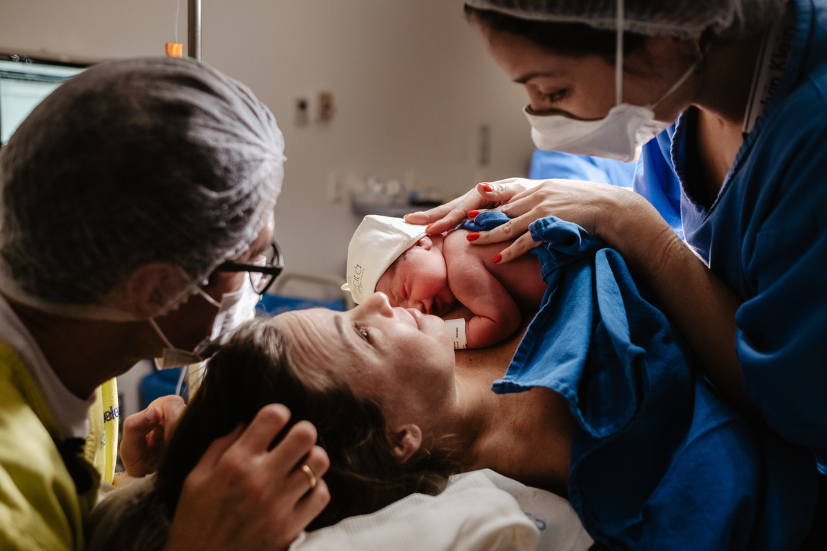 fotografia de nascimento, parto cesárea na maternidade santa helena em Florianópolis por Thiago Braga
