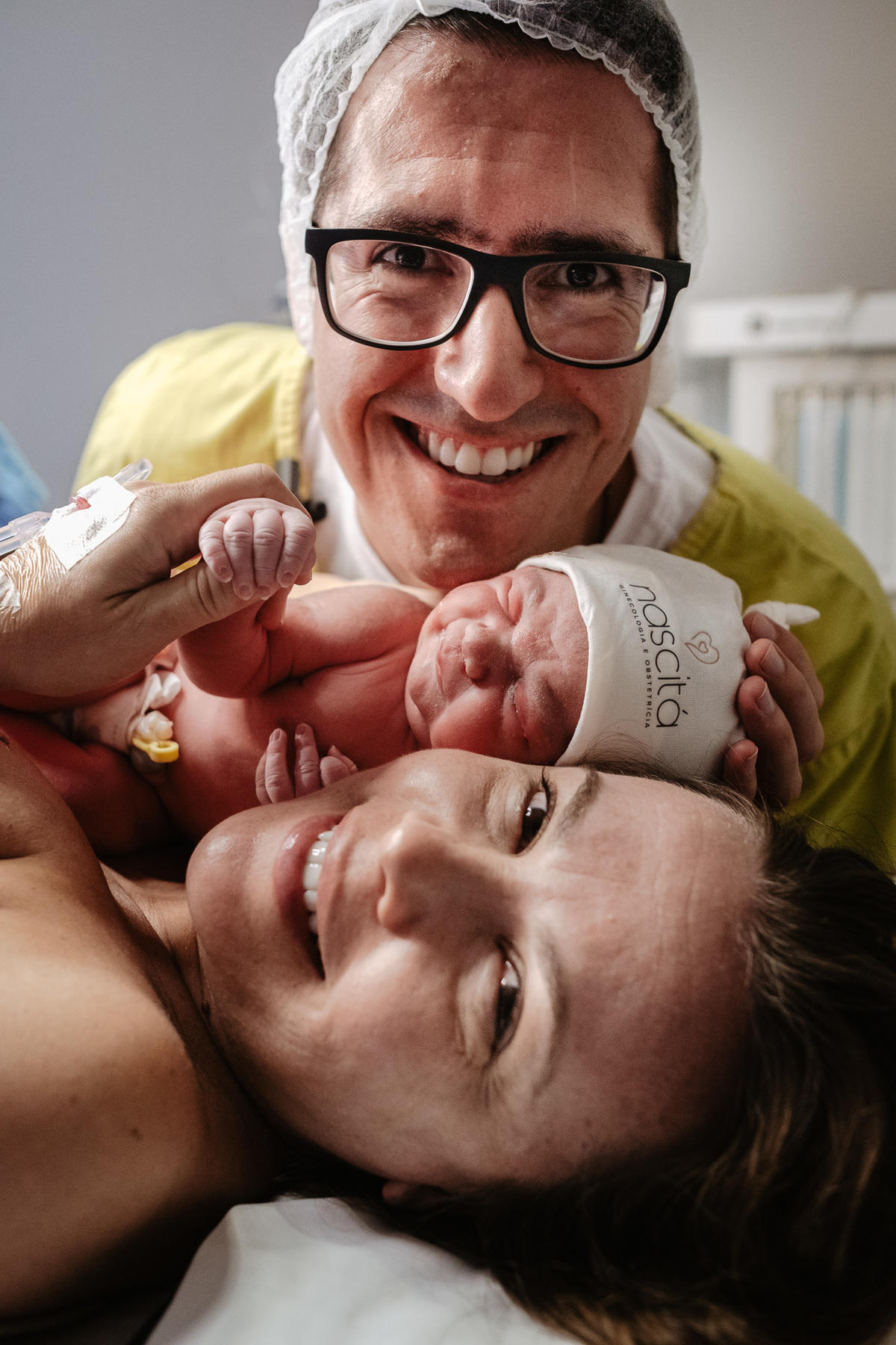 fotografia de nascimento, parto cesárea na maternidade santa helena em Florianópolis por Thiago Braga