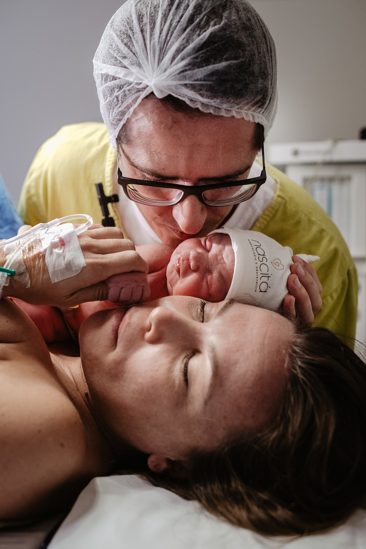 fotografia de nascimento, parto cesárea na maternidade santa helena em Florianópolis por Thiago Braga