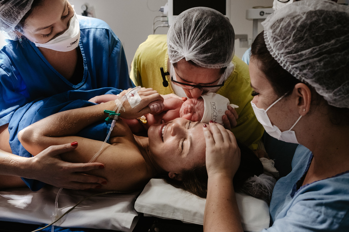 fotografia de nascimento, parto cesárea na maternidade santa helena em Florianópolis por Thiago Braga