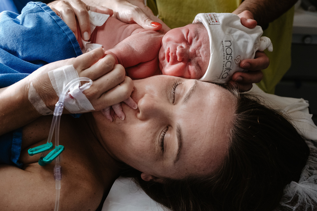 fotografia de nascimento, parto cesárea na maternidade santa helena em Florianópolis por Thiago Braga