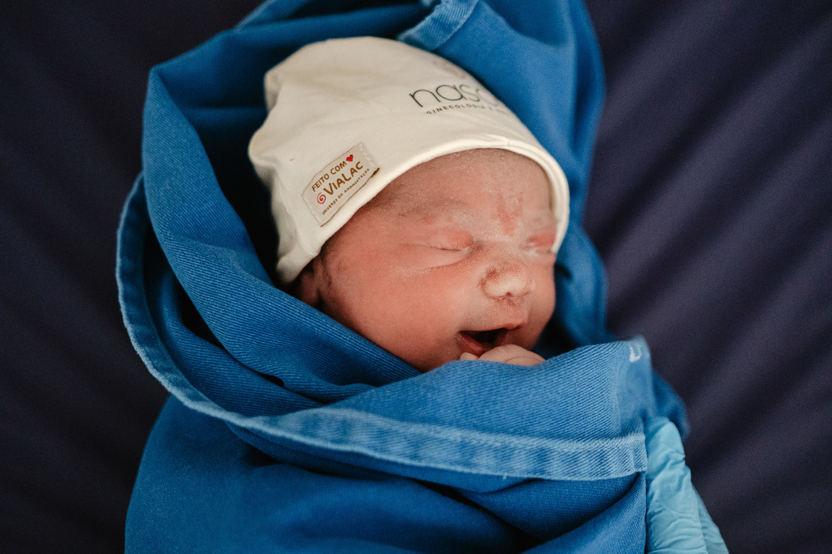 fotografia de nascimento, parto cesárea na maternidade santa helena em Florianópolis por Thiago Braga
