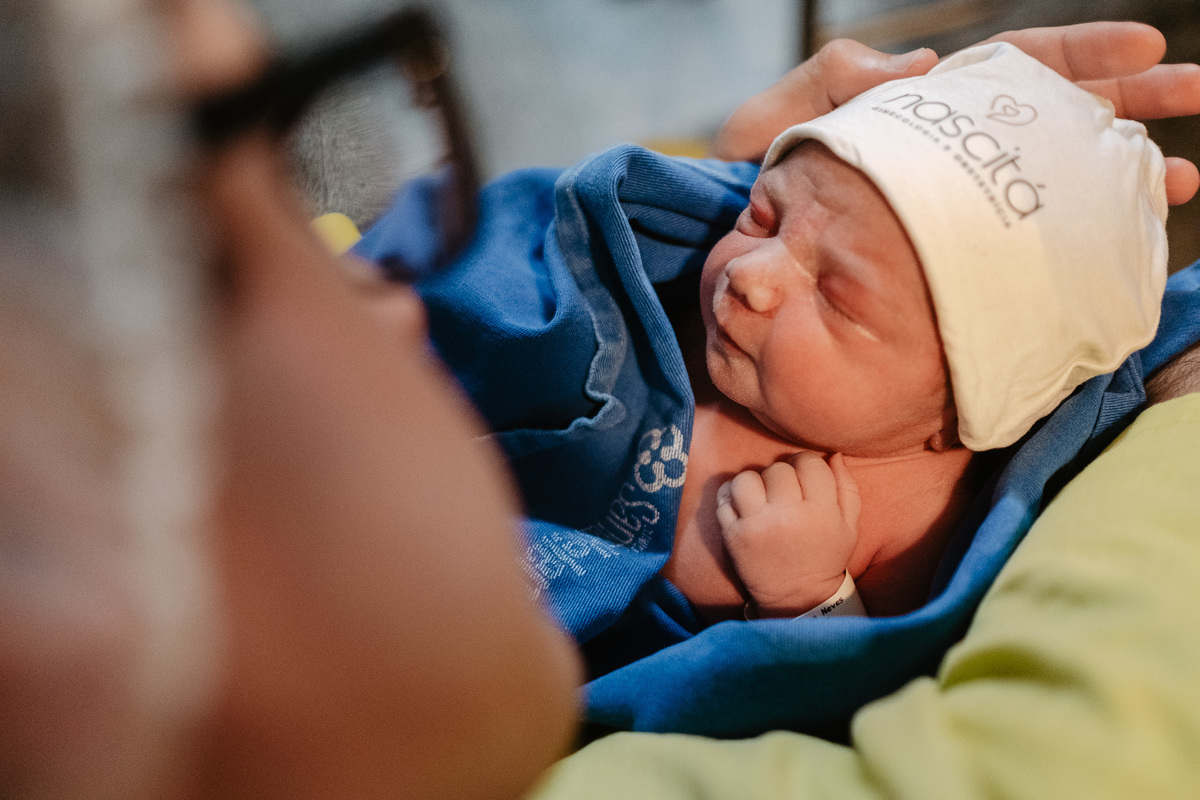 fotografia de nascimento, parto cesárea na maternidade santa helena em Florianópolis por Thiago Braga