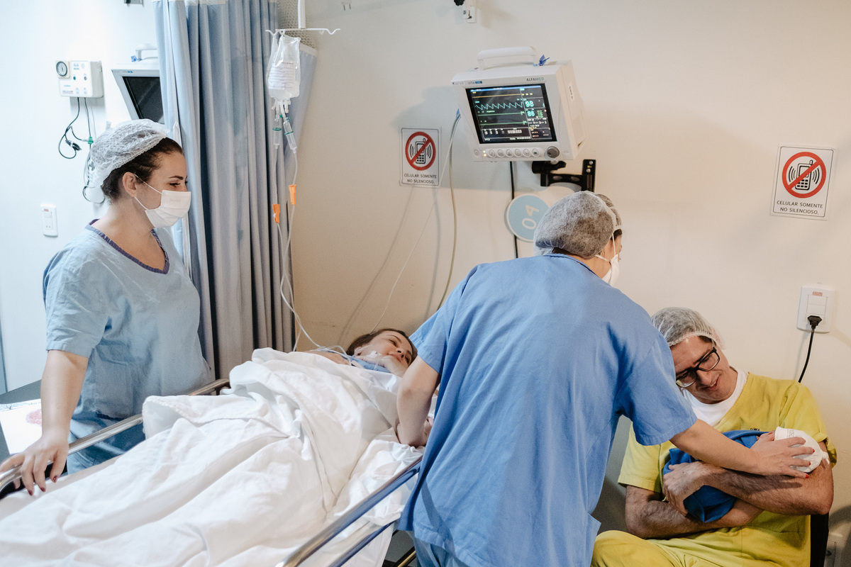 fotografia de nascimento, parto cesárea na maternidade santa helena em Florianópolis por Thiago Braga
