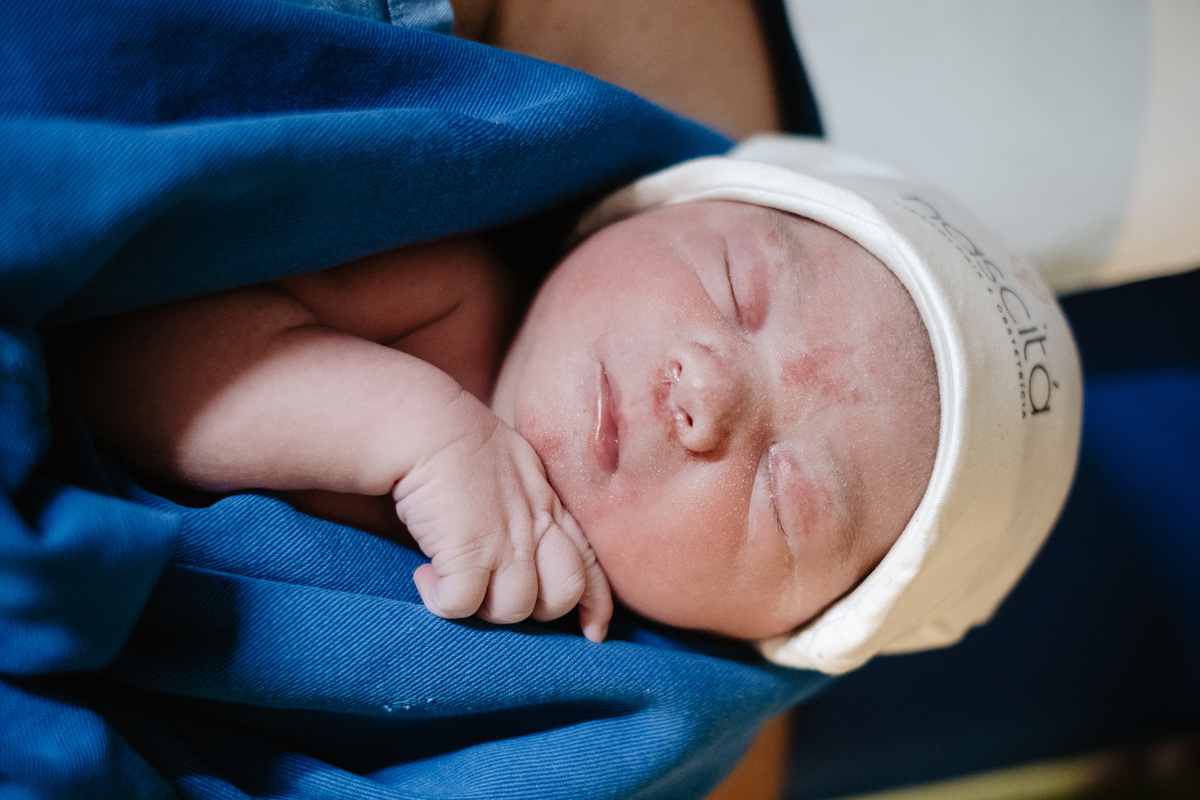 fotografia de nascimento, parto cesárea na maternidade santa helena em Florianópolis por Thiago Braga