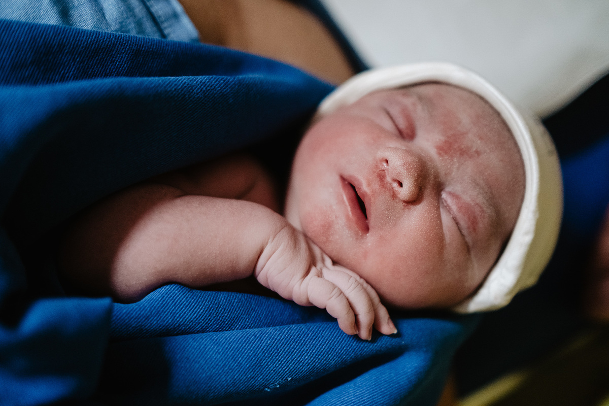 fotografia de nascimento, parto cesárea na maternidade santa helena em Florianópolis por Thiago Braga