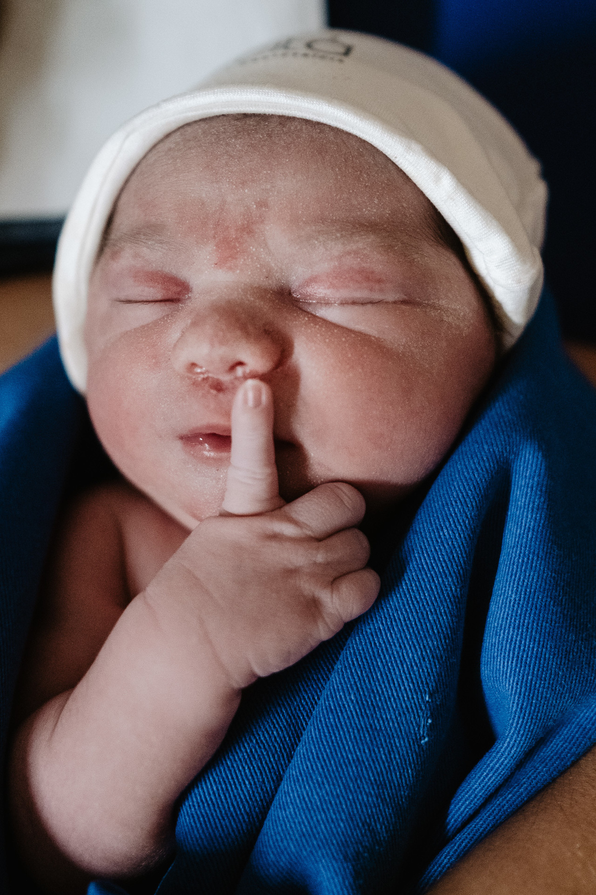 fotografia de nascimento, parto cesárea na maternidade santa helena em Florianópolis por Thiago Braga