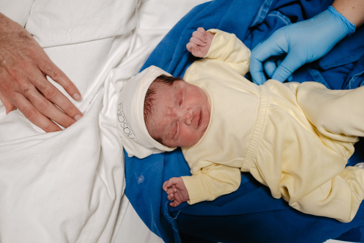 fotografia de nascimento, parto cesárea na maternidade santa helena em Florianópolis por Thiago Braga