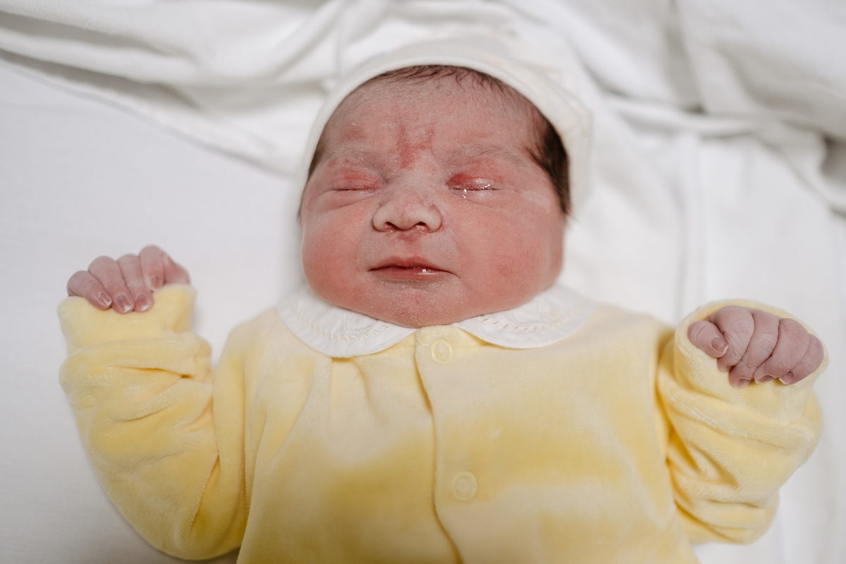 fotografia de nascimento, parto cesárea na maternidade santa helena em Florianópolis por Thiago Braga