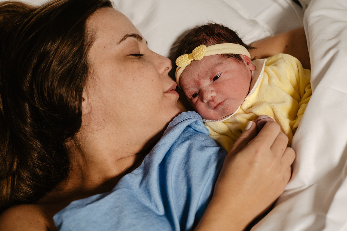 fotografia de nascimento, parto cesárea na maternidade santa helena em Florianópolis por Thiago Braga