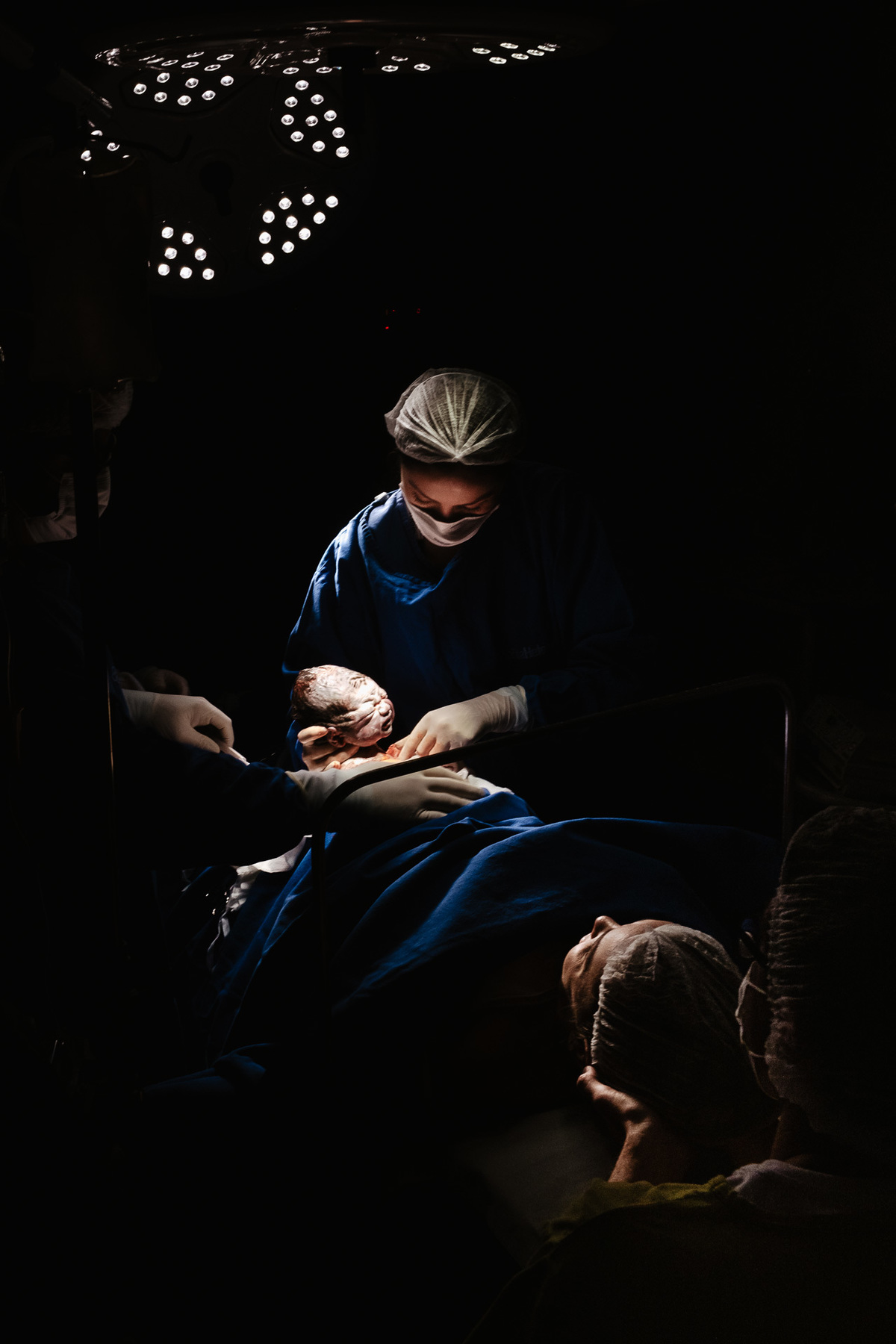 fotografia de nascimento, parto cesárea na maternidade santa helena em Florianópolis por Thiago Braga