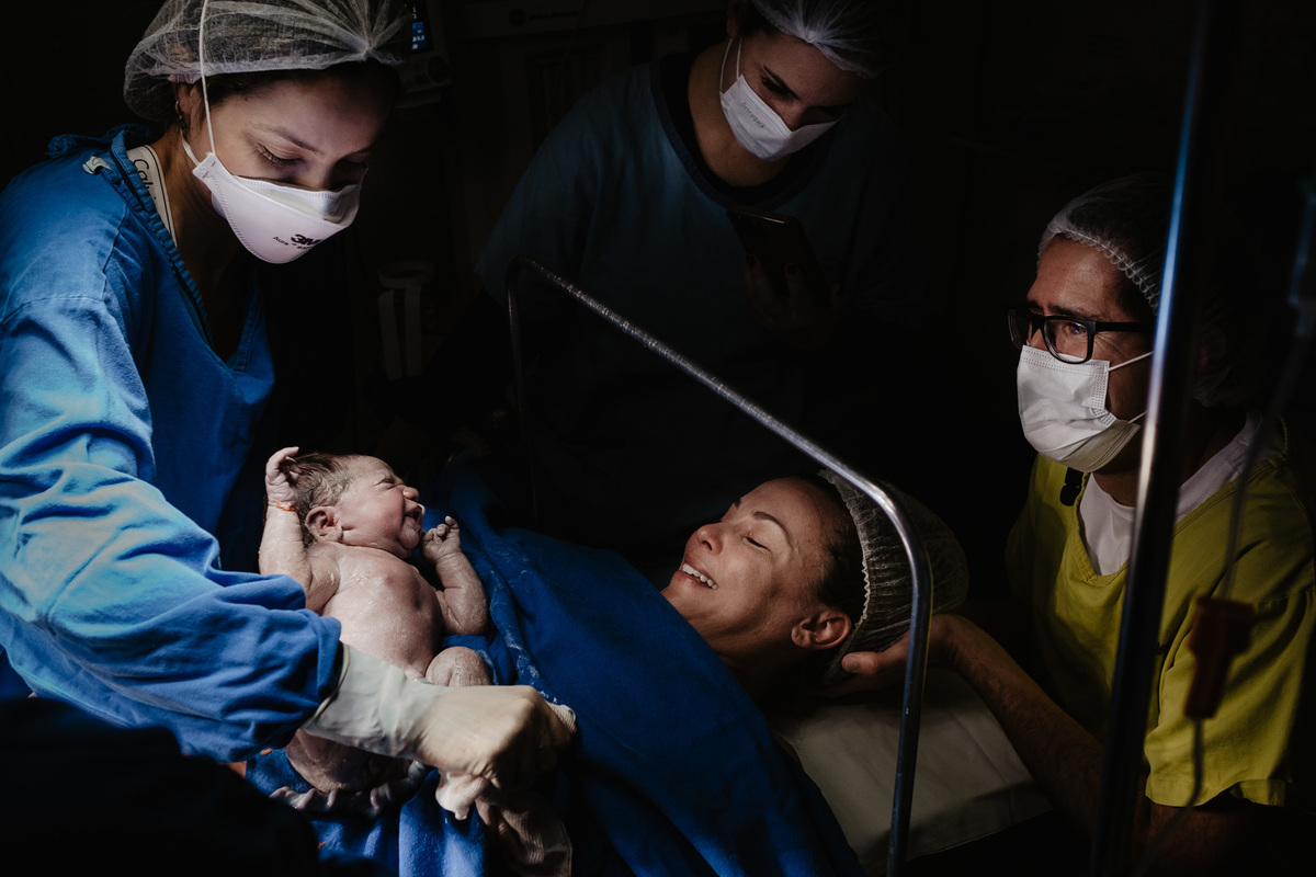 fotografia de nascimento, parto cesárea na maternidade santa helena em Florianópolis por Thiago Braga