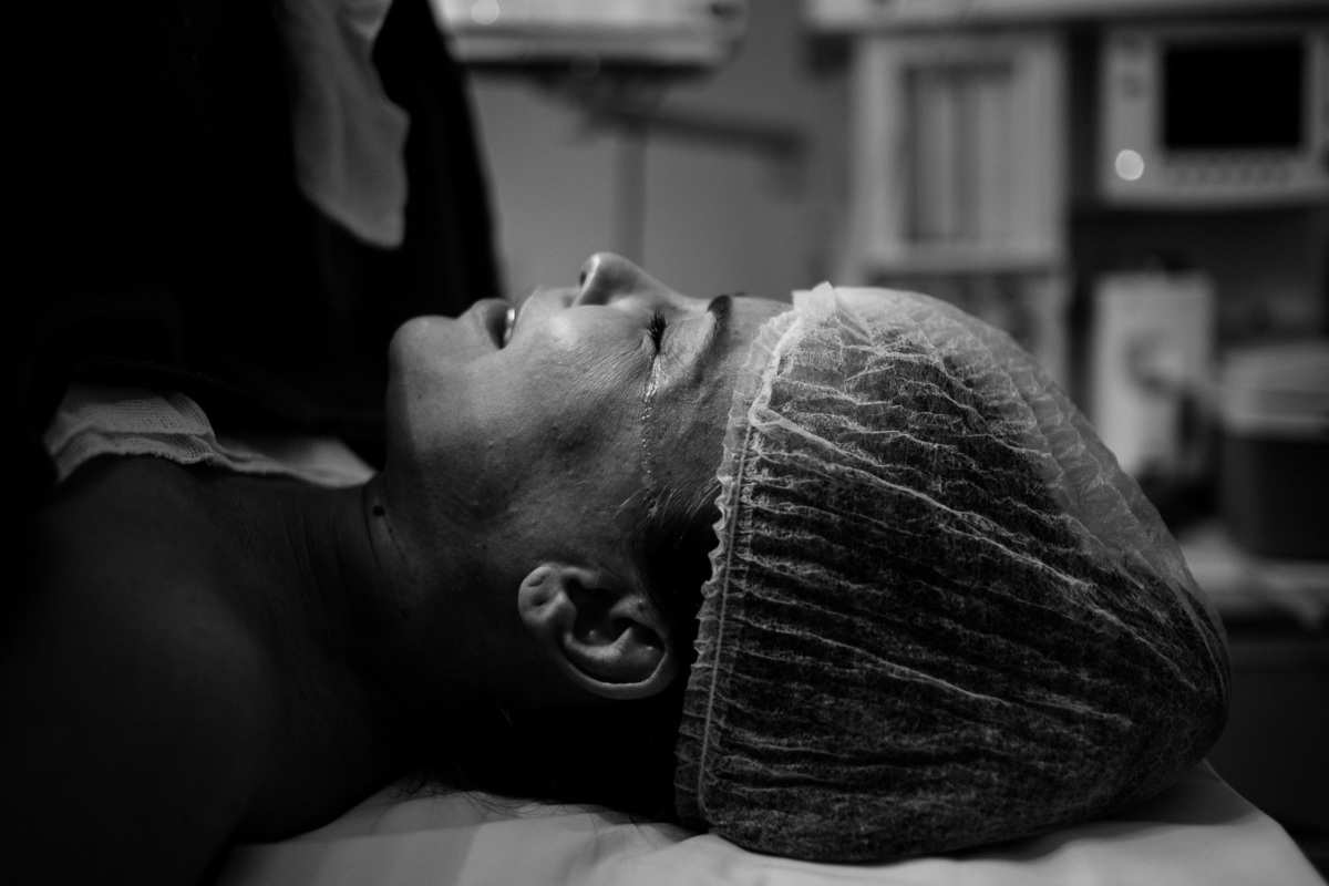 fotografia de nascimento, parto cesárea na maternidade santa helena em Florianópolis por Thiago Braga