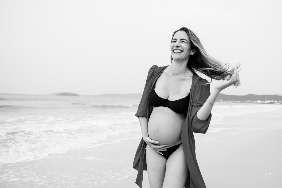 ensaio gestante em casa e na praia fim de tarde em jurere, espera da helena por Thiago braga fotografia