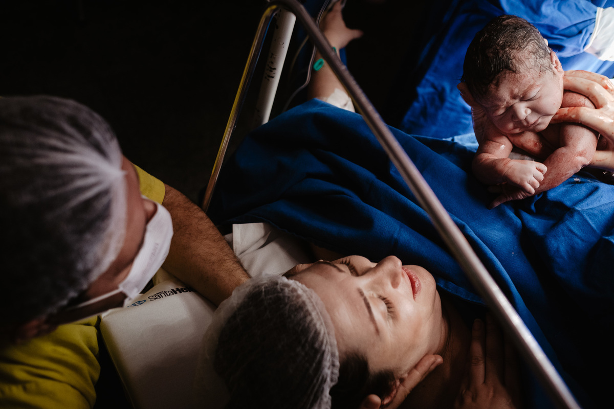 Cesárea humanizada registrada por Thiago Braga Fotografia na Maternidade Santa Helena em Florianópolis