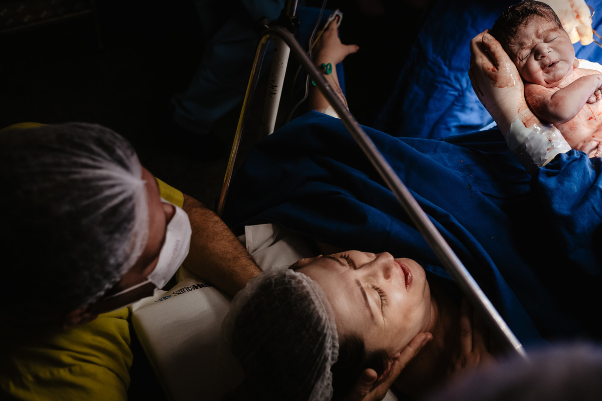 Cesárea humanizada registrada por Thiago Braga Fotografia na Maternidade Santa Helena em Florianópolis