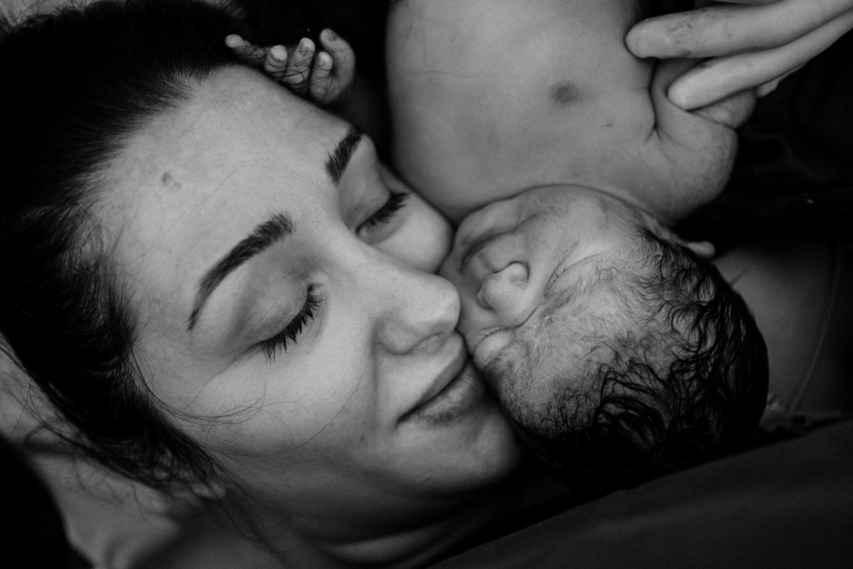 Cesárea humanizada registrada por Thiago Braga Fotografia na Maternidade Santa Helena em Florianópolis