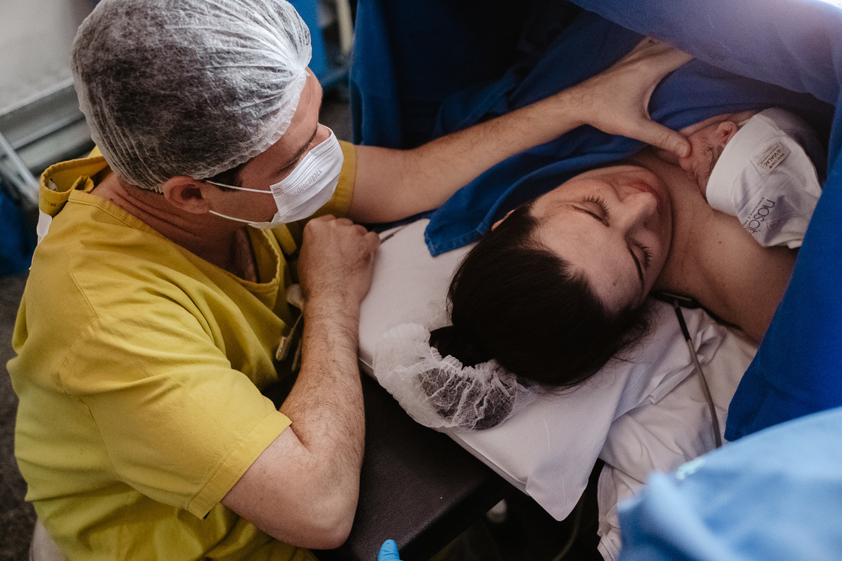 Cesárea humanizada registrada por Thiago Braga Fotografia na Maternidade Santa Helena em Florianópolis
