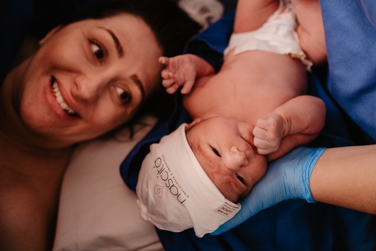 Cesárea humanizada registrada por Thiago Braga Fotografia na Maternidade Santa Helena em Florianópolis