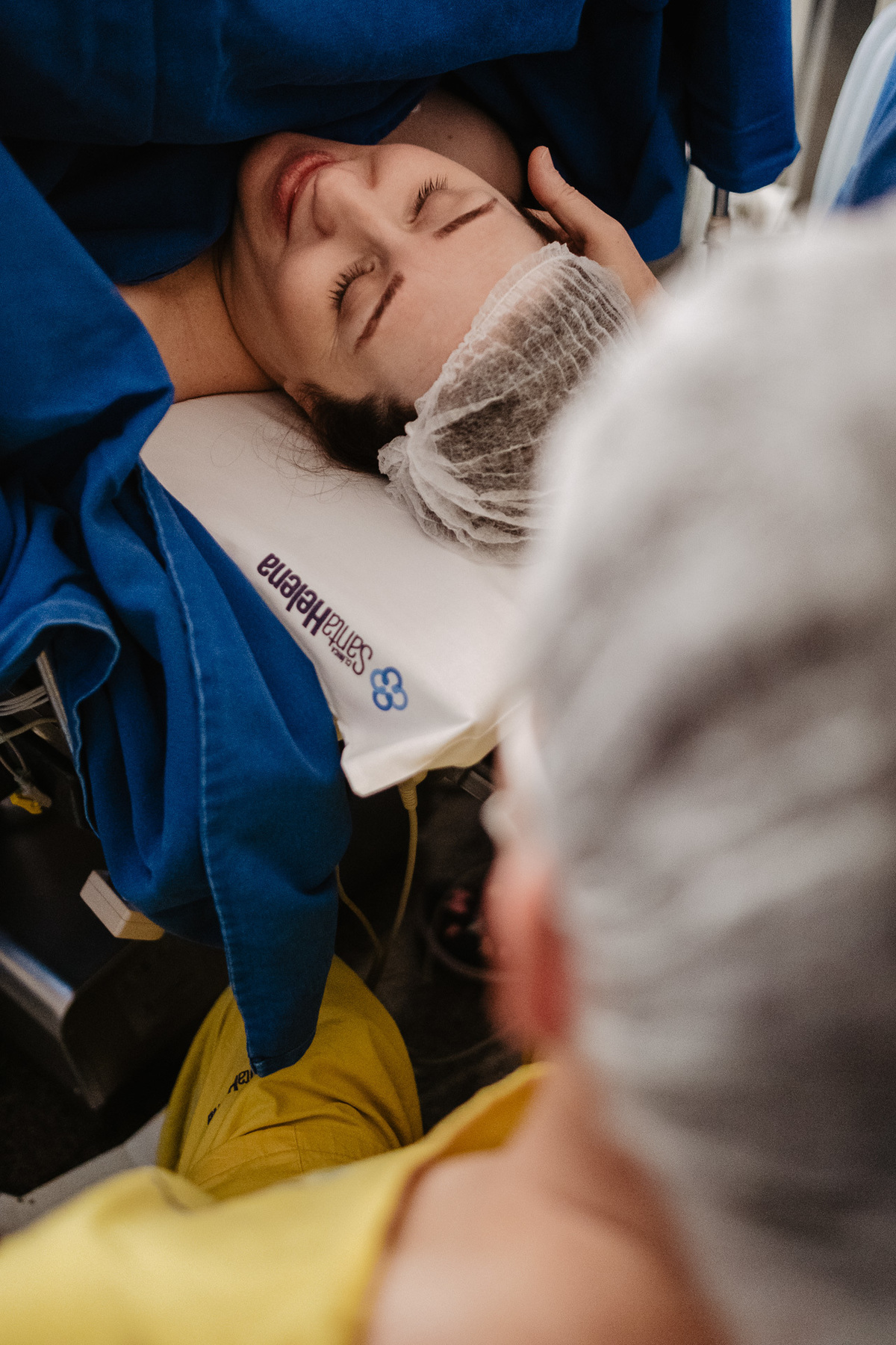 Cesárea humanizada registrada por Thiago Braga Fotografia na Maternidade Santa Helena em Florianópolis