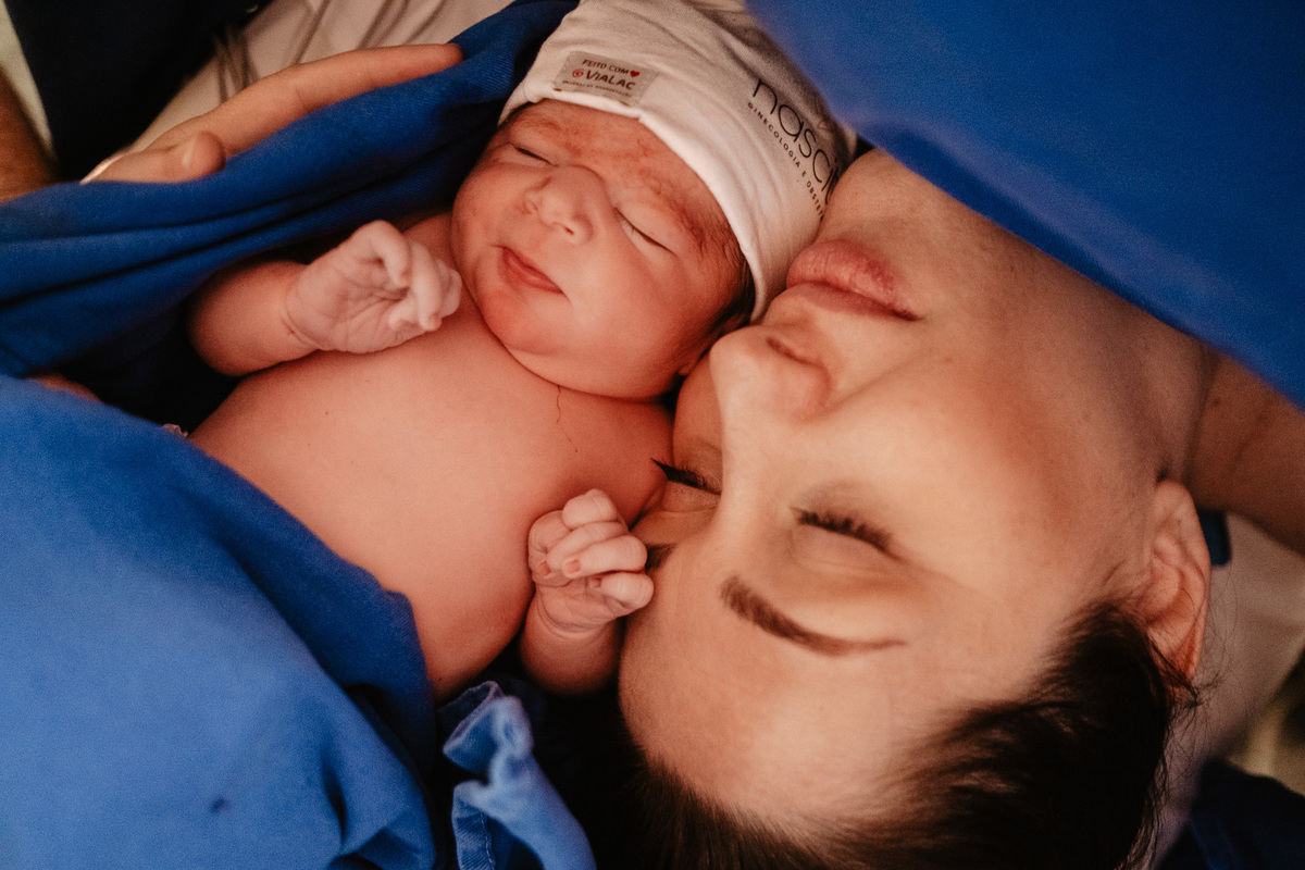 Cesárea humanizada registrada por Thiago Braga Fotografia na Maternidade Santa Helena em Florianópolis
