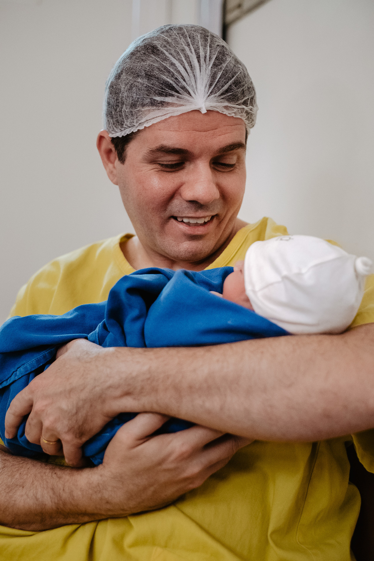 Cesárea humanizada registrada por Thiago Braga Fotografia na Maternidade Santa Helena em Florianópolis